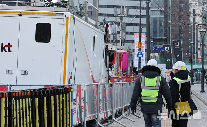 [서울=뉴시스] 조성우 기자 = 방탄소년단(BTS) 컴백 공연을 하루 앞둔 20일 서울 종로구 광화문광장 인근에 통신사 이동식 기지국이 설치되어 있다. 2026.03.20. xconfind@newsis.com
