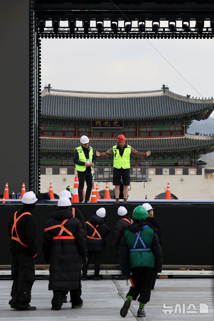 [서울=뉴시스] 조성우 기자 = 방탄소년단(BTS) 컴백 공연을 하루 앞둔 20일 서울 종로구 광화문광장에서 공연 준비가 진행되고 있다. 2026.03.20. xconfind@newsis.com