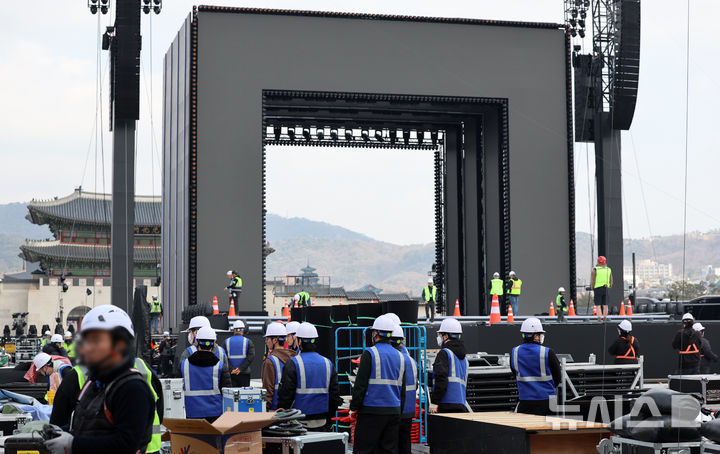 [서울=뉴시스] 조성우 기자 = 방탄소년단(BTS) 컴백 공연을 하루 앞둔 20일 서울 종로구 광화문광장에서 공연 준비가 진행되고 있다. 2026.03.20. xconfind@newsis.com