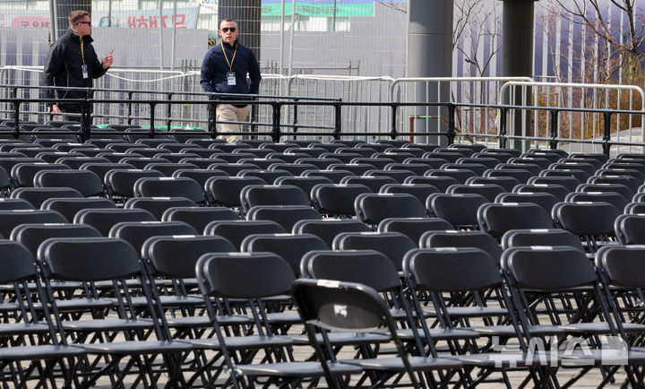[서울=뉴시스] 조성우 기자 = 방탄소년단(BTS) 컴백 공연을 하루 앞둔 20일 서울 종로구 광화문광장에서 공연 준비가 진행되고 있다. 2026.03.20. xconfind@newsis.com