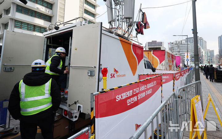 [서울=뉴시스] 조성우 기자 = 방탄소년단(BTS) 컴백 공연을 하루 앞둔 20일 서울 종로구 광화문광장 인근에 통신사 이동식 기지국이 설치되어 있다. 2026.03.20. xconfind@newsis.com