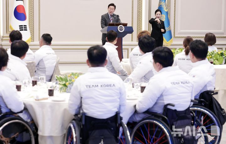 [서울=뉴시스] 최동준 기자 = 이재명 대통령이 20일 청와대 영빈관에서 열린 밀라노-코르티나 동계 패럴림픽 선수단 격려 오찬에서 격려사를 하고 있다. 2026.03.20. photocdj@newsis.com
