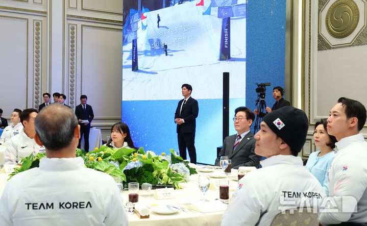 [서울=뉴시스] 최동준 기자 = 이재명 대통령이 20일 청와대 영빈관에서 열린 밀라노-코르티나 동계 패럴림픽 선수단 격려 오찬에서 대회 결과 보고 영상을 시청하고 있다. 2026.03.20. photocdj@newsis.com