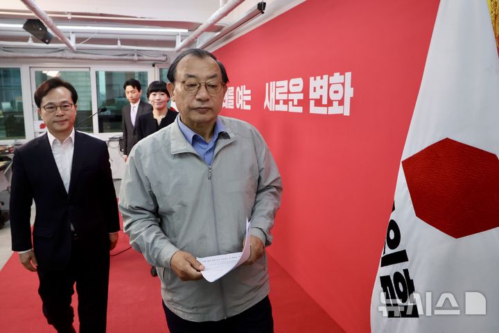 [서울=뉴시스] 김명년 기자 = 이정현 국민의힘 공천관리위원장이 20일 오전 서울 여의도 국민의힘 중앙당사에서 경북지사 예비경선 결과를 발표하고 이동하고 있다. 이 위원장은 김재원 최고위원이 결선에 진출해 이철우 지사와 본경선을 치룬다고 밝혔다. 2026.03.20. kmn@newsis.com