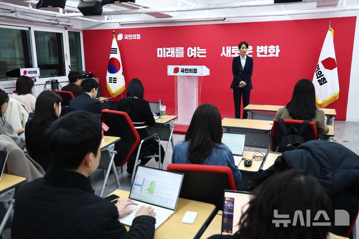 [서울=뉴시스] 김명년 기자 = 김수민 충북지사 예비후보가 20일 서울 여의도 국민의힘 중앙당사에서 면접심사를 마치고 취재진 질문에 답하고 있다. 2026.03.20. kmn@newsis.com