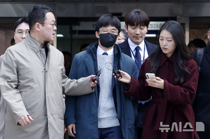 [서울=뉴시스] 김혜진 기자 = 법정에서 소란을 일으킨 혐의를 받는 김용현 전 국방부 장관의 변호인이 구속을 면했다. 사진은 구속 전 피의자 심문(영장실질심사)을 마치고 법원을 나서는 권우현 변호사. 2026.03.20. jini@newsis.com