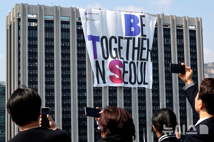 [서울=뉴시스] 박진희 기자 = BTS(방탄소년단) 컴백 광화문 공연 축하하는 대형 현수막 "BE TOGETHER IN SEOUL"이 20일 서울 종로구 정부종합청사 외벽에 설치되고 있다. 2026.03.20. pak7130@newsis.com