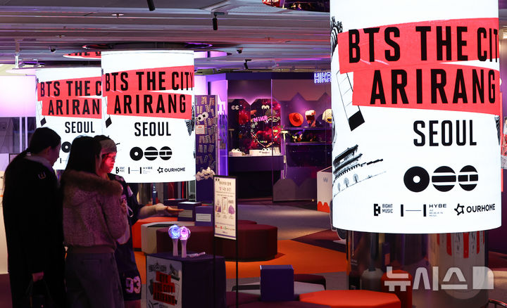 [인천공항=뉴시스] 최진석 기자 = 방탄소년단(BTS)의 서울 광화문광장 컴백 공연을 하루 앞둔 20일 인천공항 제1터객미널 교통센터 하이커스테이션에 BTS 관련 문구가 보이고 있다. 2026.03.20. myjs@newsis.com