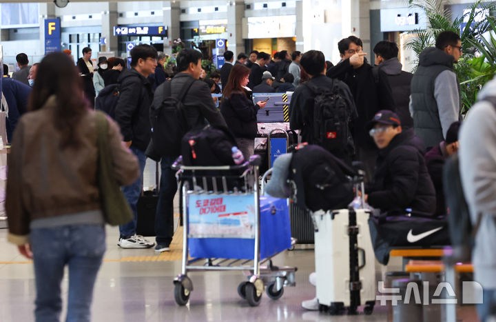 [인천공항=뉴시스] 최진석 기자 = 방탄소년단(BTS)의 서울 광화문광장 컴백 공연을 하루 앞둔 20일 인천공항 제1여객터미널 입국장에서 이용객들이 이동하고 있다. 법무부는 BTS 공연 관람 등을 위해 입국하는 외국인 관광객이 급증할 것으로 예상되는 가운데 법무부가 인천국제공항에 대한 '특별 입국심사 대책'을 시행하고 있다. 2026.03.20. myjs@newsis.com