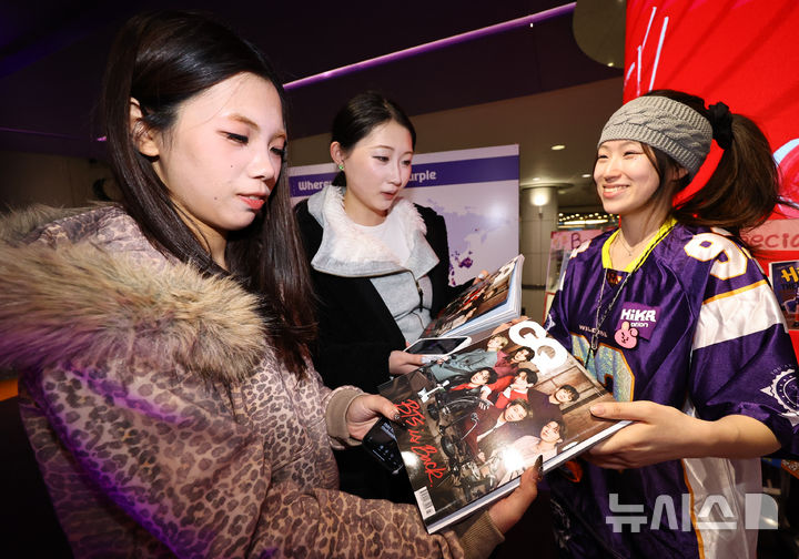 [인천공항=뉴시스] 최진석 기자 = 방탄소년단(BTS)의 서울 광화문광장 컴백 공연을 하루 앞둔 20일 인천공항 제1터객미널 교통센터 하이커스테이션을 찾은 외국인들이 BTS 관련 선물을 받고 있다. 2026.03.20. myjs@newsis.com