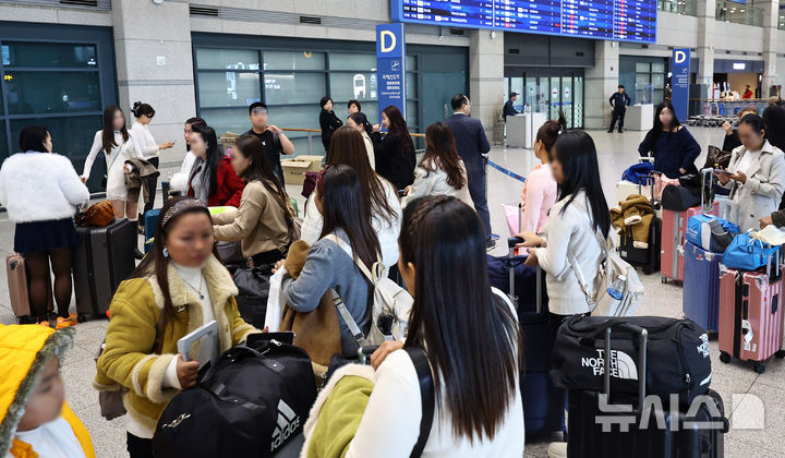 [인천공항=뉴시스] 최진석 기자 = 그룹 'BTS(방탄소년단)'이 오는 21일 광화문에서 공연을 펼치는 가운데, 정부가 외국인 관광객의 방문을 대비해 인천공항에 대한 긴급 점검에 나섰다. 사진은 20일 인천공항 제1여객터미널 입국장에서 이용객들이 이동하는 모습. 2026.03.20. myjs@newsis.com