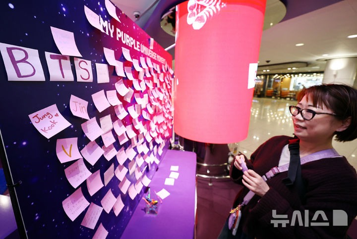 [인천공항=뉴시스] 최진석 기자 = 방탄소년단(BTS)의 서울 광화문광장 컴백 공연을 하루 앞둔 20일 인천공항 제1터객미널 교통센터 하이커스테이션에서 BTS 해외팬이 메시지를 적은 메모지를 붙이고 있다. 2026.03.20. myjs@newsis.com