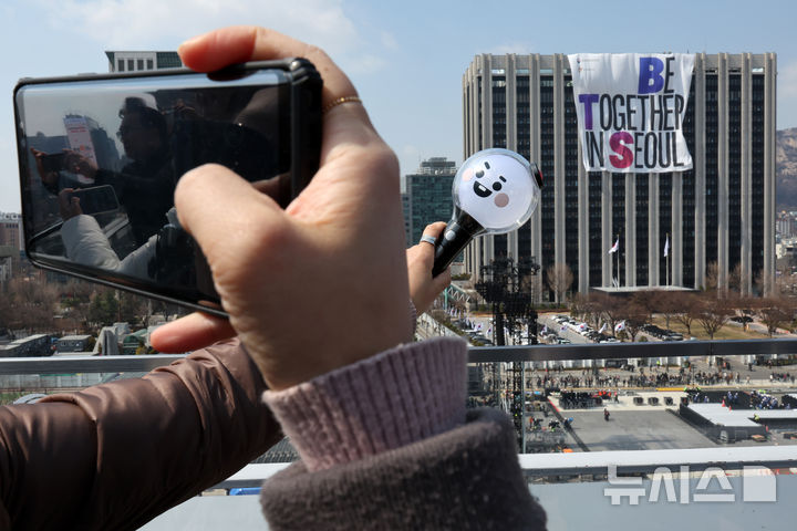 [서울=뉴시스] 박진희 기자 = BTS(방탄소년단) 컴백 광화문 공연 축하하는 대형 현수막 "BE TOGETHER IN SEOUL"이 20일 서울 종로구 정부종합청사 외벽에 설치되고 있다. 2026.03.20. pak7130@newsis.com