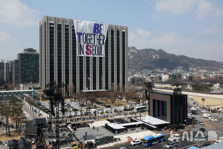 [서울=뉴시스] 박진희 기자 = BTS(방탄소년단) 컴백 광화문 공연 축하하는 대형 현수막 "BE TOGETHER IN SEOUL"이 20일 서울 종로구 정부종합청사 외벽에 설치되고 있다. 2026.03.20. pak7130@newsis.com