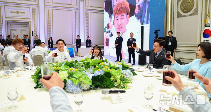 [서울=뉴시스] 최동준 기자 = 이재명 대통령과 김혜경 여사가 20일 청와대 영빈관에서 열린 밀라노-코르티나 동계 패럴림픽 선수단 격려 오찬에서 노르딕스키 김윤지, 휠체어 컬링 이용석 선수 등 참석자들과 건배하고 있다. 2026.03.20. photocdj@newsis.com