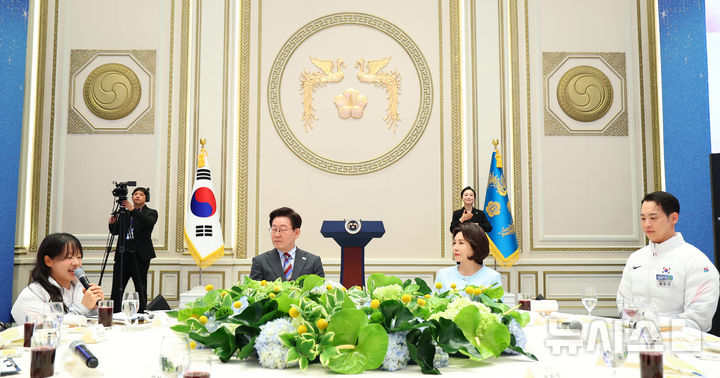 [서울=뉴시스] 최동준 기자 = 이재명 대통령과 김혜경 여사가 20일 청와대 영빈관에서 열린 밀라노-코르티나 동계 패럴림픽 선수단 격려 오찬에서 김윤지 선수 대표 발언을 듣고 있다. 2026.03.20. photocdj@newsis.com