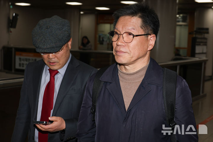 [서울=뉴시스] 김혜진 기자 = 일본군 위안부 피해자를 모욕하고 허위 사실을 유포한 혐의를 받는 김병헌 위안부법폐지국민행동 대표가 20일 서울 서초구 서울중앙지방법원에서 열리는 구속 전 피의자 심문(영장실질심사)에 출석하고 있다. (공동취재) 2026.03.20. photo@newsis.com