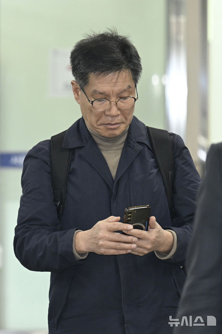 [서울=뉴시스] 김혜진 기자 = 일본군 위안부 피해자를 모욕하고 허위 사실을 유포한 혐의를 받는 김병헌 위안부법폐지국민행동 대표가 20일 서울 서초구 서울중앙지방법원에서 열리는 구속 전 피의자 심문(영장실질심사)에 출석하고 있다. (공동취재) 2026.03.20. photo@newsis.com