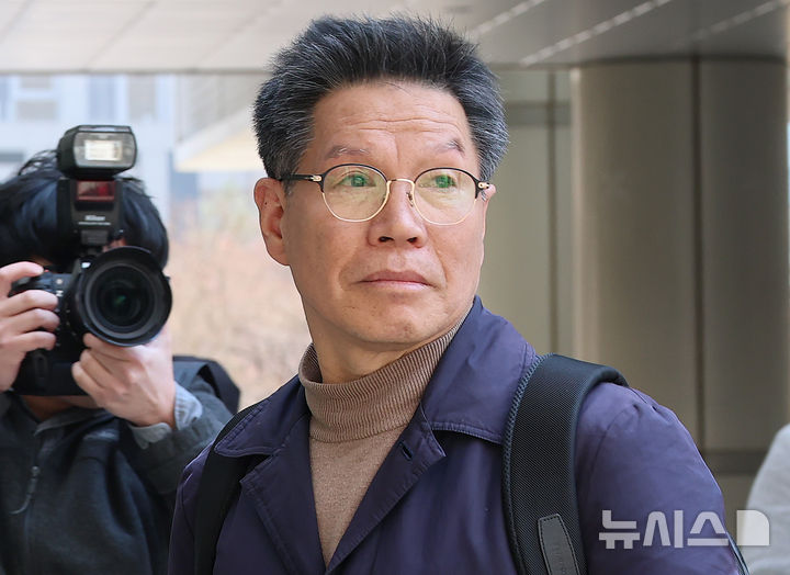 [서울=뉴시스] 김혜진 기자 = 일본군 위안부 피해자를 모욕하고 허위 사실을 유포한 혐의를 받는 김병헌 위안부법폐지국민행동 대표가 20일 서울 서초구 서울중앙지방법원에서 열리는 구속 전 피의자 심문(영장실질심사)에 출석하고 있다. (공동취재) 2026.03.20. photo@newsis.com