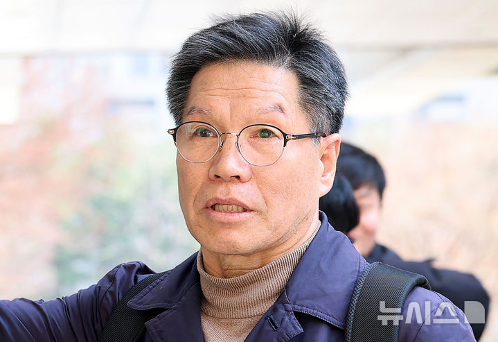 [서울=뉴시스] 김혜진 기자 = 일본군 위안부 피해자를 모욕하고 허위 사실을 유포한 혐의를 받는 김병헌 위안부법폐지국민행동 대표가 20일 서울 서초구 서울중앙지방법원에서 열리는 구속 전 피의자 심문(영장실질심사)에 출석하고 있다. (공동취재) 2026.03.20. photo@newsis.com