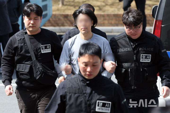 [부산=뉴시스] 하경민 기자 = 옛 직장 동료인 항공사 기장을 살해한 혐의를 받고 있는 A(50대)씨가 구속전피의자심문(영장실질심사) 받기 위해 20일 부산 연제구 부산지방검찰청으로 들어가고 있다. 2026.03.20. yulnetphoto@newsis.com