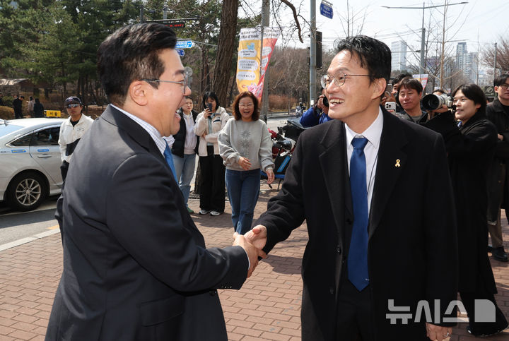 [서울=뉴시스] 김금보 기자 = 더불어민주당 박찬대 인천시장 예비후보와 박주민 서울시장 예비후보가 20일 오후 서울 여의도 한 식당 앞에서 악수를 하고 있다. 2026.03.20. kgb@newsis.com