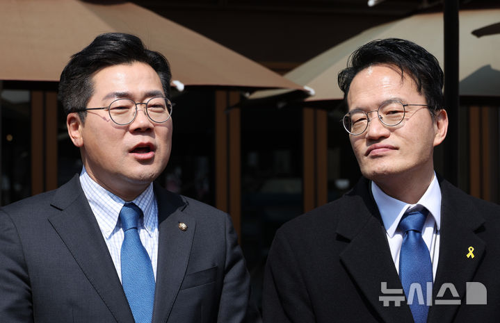 [서울=뉴시스] 김금보 기자 = 더불어민주당 박찬대 인천시장 예비후보와 박주민 서울시장 예비후보가 20일 오후 서울 여의도 한 식당 앞에서 점심회동에 앞서 취재진 질문에 답하고 있다. 2026.03.20. kgb@newsis.com