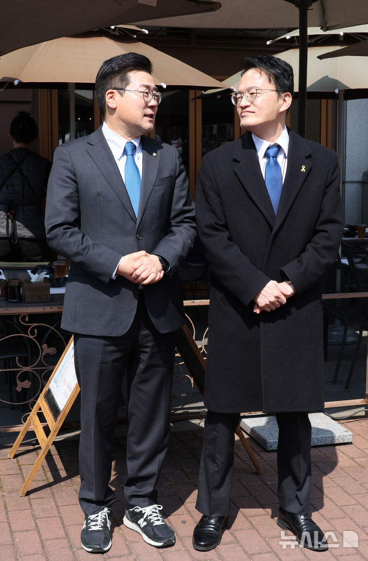 [서울=뉴시스] 김금보 기자 = 더불어민주당 박찬대 인천시장 예비후보와 박주민 서울시장 예비후보가 20일 오후 서울 여의도 한 식당 앞에서 점심회동에 앞서 취재진 질문에 답하고 있다. 2026.03.20. kgb@newsis.com