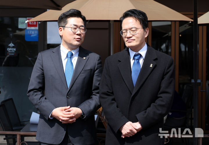 [서울=뉴시스] 김금보 기자 = 더불어민주당 박찬대 인천시장 예비후보와 박주민 서울시장 예비후보가 20일 오후 서울 여의도 한 식당 앞에서 점심회동에 앞서 취재진 질문에 답하고 있다. 2026.03.20. kgb@newsis.com