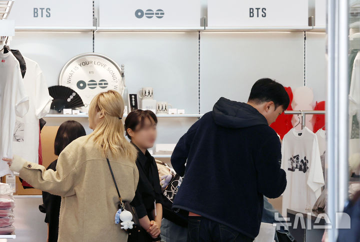 [서울=뉴시스] 조성우 기자 = 20일 서울 용산구 하이브 사옥에 문을 연 방탄소년단(BTS) 컴백 기념 팝업스토어 ‘아리랑’에서 팬들이 굿즈를 살펴보고 있다. 2026.03.20. xconfind@newsis.com