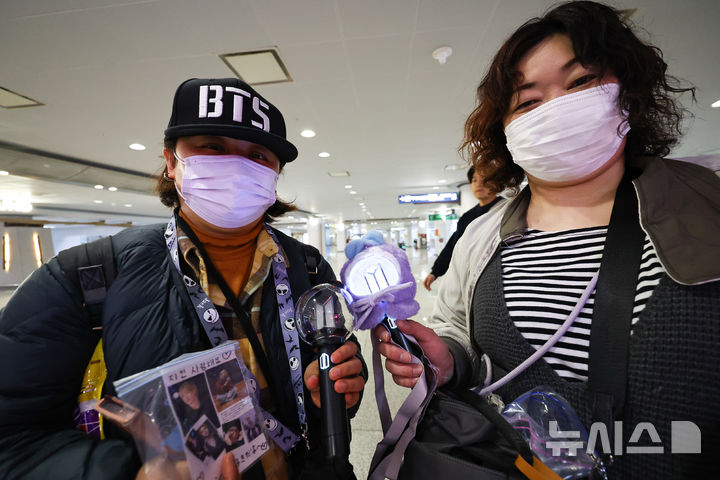 [인천공항=뉴시스] 최진석 기자 = 방탄소년단(BTS)의 서울 광화문광장 컴백 공연을 하루 앞둔 20일 인천공항 제1여객터미널에서 한국을 찾은 BTS 팬들이 응원봉 아미밤을 들고 있다. 2026.03.20. myjs@newsis.com
