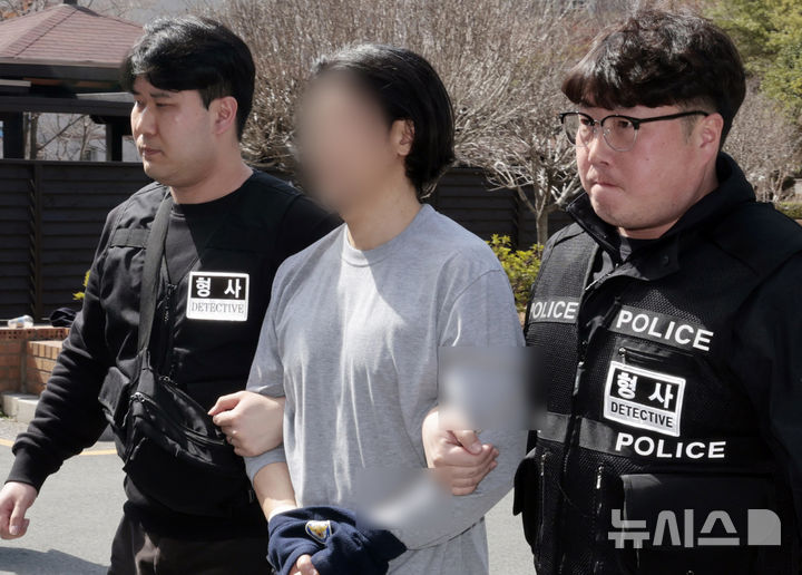 [부산=뉴시스] 하경민 기자 = 옛 직장 동료인 항공사 기장을 살해한 혐의를 받고 있는 A(50대)씨가 구속전피의자심문(영장실질심사) 받기 위해 20일 부산 연제구 부산지방검찰청으로 들어가고 있다. (공동취재) 2026.03.20. yulnetphoto@newsis.com