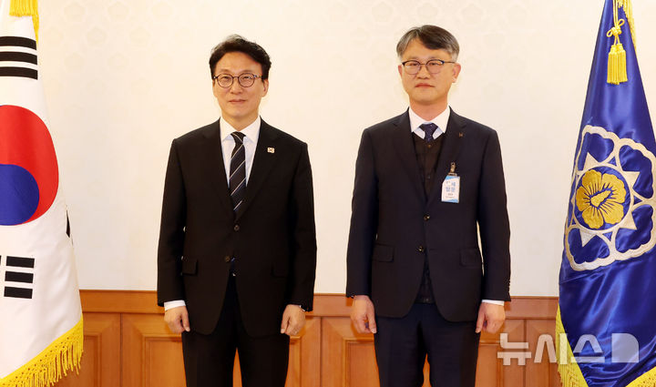 [서울=뉴시스] 추상철 기자 = 김민석 국무총리가 20일 오후 서울 종로구 정부서울청사에서 열린 경북·경남·울산 초대형 산불 피해지원 및 재건위원회 위촉식에서 홍지백 민간위원장에게 위촉장을 전달한 후 기념촬영을 하고 있다. 2026.03.20. scchoo@newsis.com