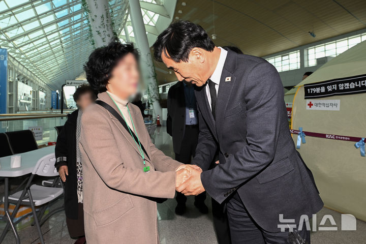 [무안=뉴시스] 이영주 기자 = 전성환(오른쪽) 대통령비서실 경청통합수석이 20일 오후 전남 무안국제공항을 찾아 12·29 제주항공 참사 유족을 위로하고 있다. 2026.03.20. leeyj2578@newsis.com