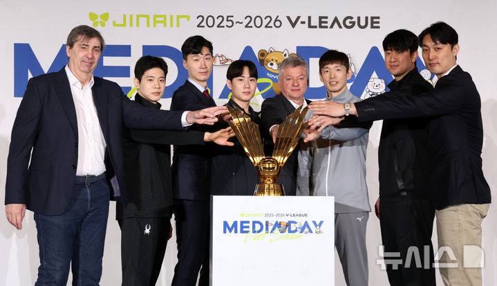 [서울=뉴시스] 이영환 기자 = 현대캐피탈 필립 블랑(왼쪽부터) 감독, 황승빈, 우리카드 박철우 감독 대행, 한태준, 대한항공 헤난 달 조토 감독, 한선수, KB손해보험 나경복, 하현용 감독대행이 20일 오후 서울 강남구 호텔 청담 리베라 베르사이유홀에서 열린 진에어 2025~2026 V리그 포스트시즌 미디어데이에서 기념촬영을 하고 있다. 2026.03.20. 20hwan@newsis.com