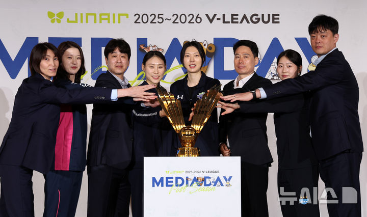[서울=뉴시스] 이영환 기자 = 흥국생명 요시하라 토모코(왼쪽부터) 감독, 이다현, 한국도로공사 김종민 감독, 배유나, 현대건설 양효진, 강성형 감독, GS칼텍스 권민지, 이영택 감독이 20일 오후 서울 강남구 호텔 청담 리베라 베르사이유홀에서 열린 진에어 2025~2026 V리그 포스트시즌 미디어데이에서 기념촬영을 하고 있다. 2026.03.20. 20hwan@newsis.com
