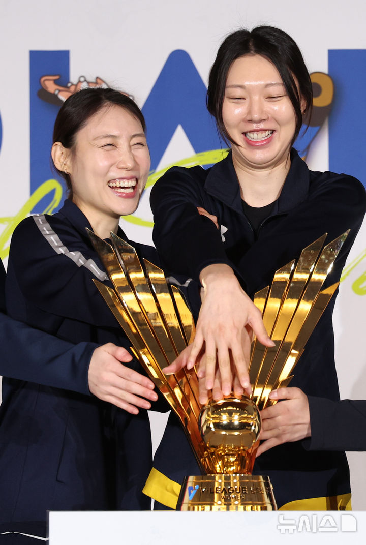 [서울=뉴시스] 이영환 기자 = 한국도로공사 배유나(왼쪽)와 현대건설 양효진이 20일 오후 서울 강남구 호텔 청담 리베라 베르사이유홀에서 열린 진에어 2025~2026 V리그 포스트시즌 미디어데이에서 기념촬영을 하고 있다. 2026.03.20. 20hwan@newsis.com