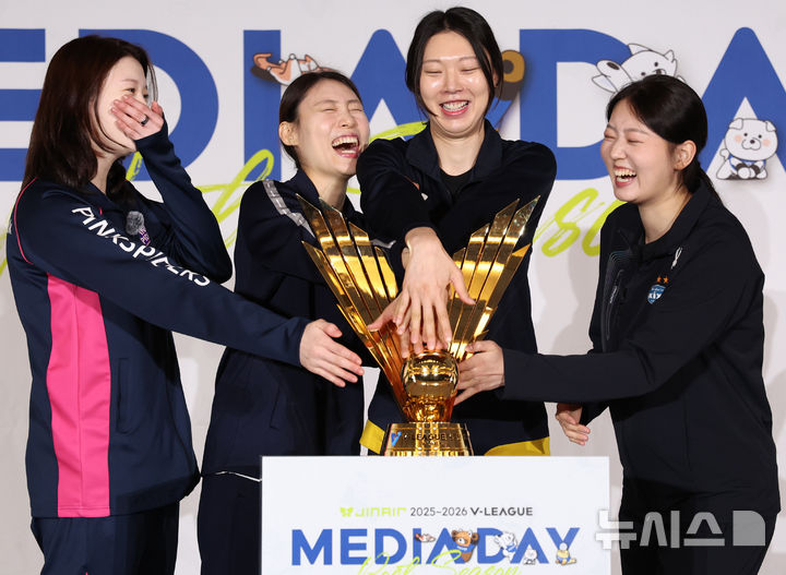 [서울=뉴시스] 이영환 기자 = 흥국생명 이다현(왼쪽부터), 한국도로공사 배유나, 현대건설 양효진, GS칼텍스 권민지가 20일 오후 서울 강남구 호텔 청담 리베라 베르사이유홀에서 열린 진에어 2025~2026 V리그 포스트시즌 미디어데이에서 기념촬영을 하고 있다. 2026.03.20. 20hwan@newsis.com