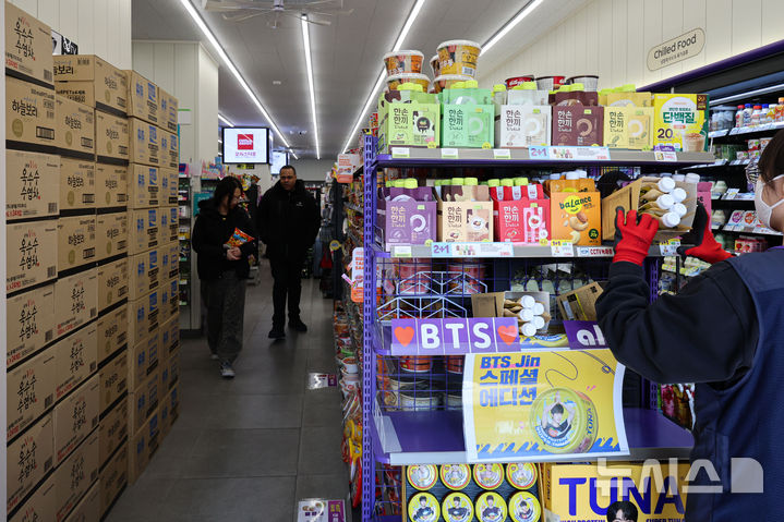 [서울=뉴시스] 권창회 기자 = 방탄소년단(BTS) 컴백 공연을 하루 앞둔 20일 서울 종로구 광화문광장 인근 CU 광화문점에 공연 당일 인파가 몰릴걸 대비해 관계자가 물품이 정리하고 있다. 2026.03.20. kch0523@newsis.com