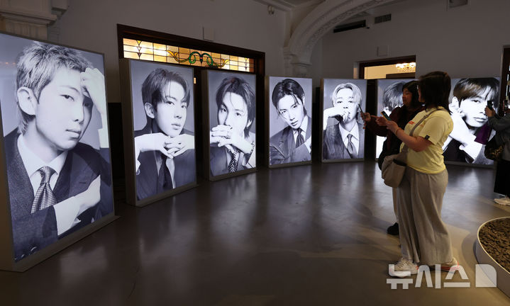 [서울=뉴시스] 권창회 기자 = 방탄소년단(BTS) 컴백 공연을 하루 앞둔 20일 서울 중구 신세계백화점 본점 내 BTS 컴백 팝업스토어에서 팬들이 관람하고 있다. 2026.03.20. kch0523@newsis.com