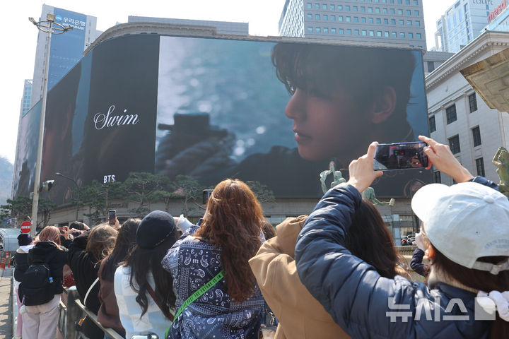 [서울=뉴시스] 권창회 기자 = 방탄소년단(BTS) 컴백 공연을 하루 앞둔 20일 서울 중구 신세계백화점 본점 외벽에 BTS 컴백시간에 맞춰 뮤직비디오가 나오고 있다. 2026.03.20. kch0523@newsis.com