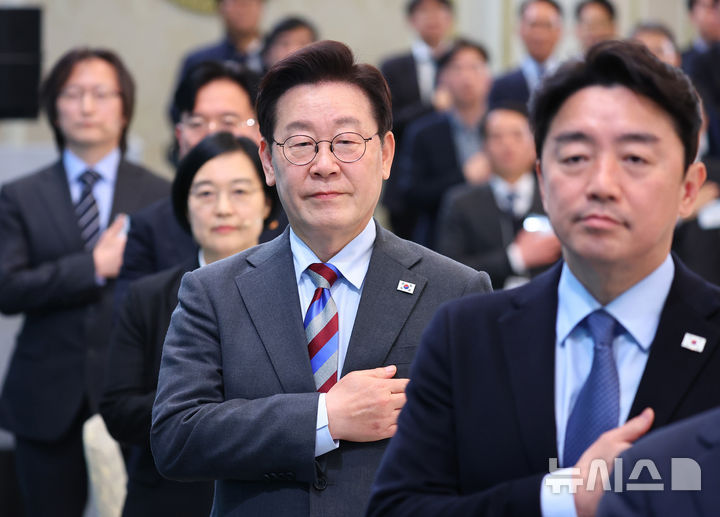 [서울=뉴시스] 최동준 기자 = 이재명 대통령이 20일 청와대에서 열린 '중소기업인과의 대화'에서 참석자들과 국민의례를 하고 있다. (청와대통신사진기자단) 2026.03.20. photocdj@newsis.com