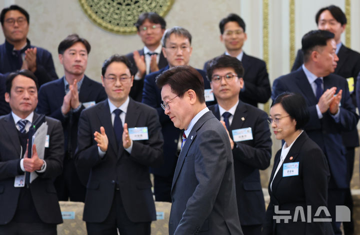 [서울=뉴시스] 최동준 기자 = 이재명 대통령이 20일 청와대에서 열린 '중소기업인과의 대화'에 입장하고 있다. (청와대통신사진기자단) 2026.03.20. photocdj@newsis.com