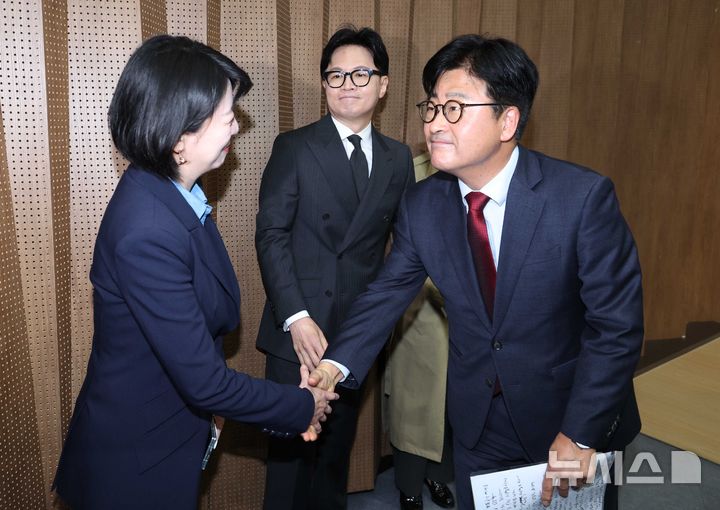 [서울=뉴시스] 조성봉 기자 = ‘탈당 권고(사실상 제명)’의 징계 효력이 정지된 김종혁 전 최고위원이 20일 오후 서울 여의도 국회 소통관에서 입장 발표 기자회견을 마치고 배현진 의원, 한동훈 전 대표와 인사를 하고 있다. 서울남부지법은 이날 김 전 최고위원이 국민의힘을 상대로 낸 징계 효력정지 가처분 신청을 인용했다. 2026.03.20. suncho21@newsis.com