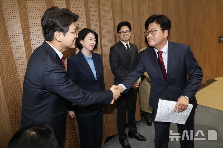 [서울=뉴시스] 조성봉 기자 = ‘탈당 권고(사실상 제명)’의 징계 효력이 정지된 김종혁 전 최고위원이 20일 오후 서울 여의도 국회 소통관에서 입장 발표 기자회견을 마치고 정광재 동연정치연구소 소장, 한동훈 전 대표 등과 인사를 하고 있다. 서울남부지법은 이날 김 전 최고위원이 국민의힘을 상대로 낸 징계 효력정지 가처분 신청을 인용했다. 2026.03.20. suncho21@newsis.com