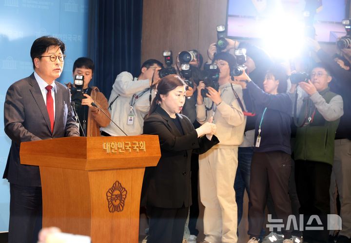 [서울=뉴시스] 조성봉 기자 = ‘탈당 권고(사실상 제명)’의 징계 효력이 정지된 김종혁 전 최고위원이 20일 오후 서울 여의도 국회 소통관에서 입장 발표 기자회견을 하고 있다. 서울남부지법은 이날 김 전 최고위원이 국민의힘을 상대로 낸 징계 효력정지 가처분 신청을 인용했다. 2026.03.20. suncho21@newsis.com