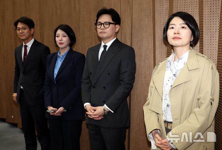 [서울=뉴시스] 조성봉 기자 = 한동훈 전 국민의힘 대표와 의원들이 20일 오후 서울 여의도 국회 소통관에서 ‘탈당 권고(사실상 제명)’의 징계 효력이 정지된 김종혁 전 최고위원의 입장 발표 기자회견을 지켜보고 있다. 서울남부지법은 이날 김 전 최고위원이 국민의힘을 상대로 낸 징계 효력정지 가처분 신청을 인용했다. 왼쪽부터 정광재 동연정치연구소장, 배현진 의원, 한 전 대표, 한지아 의원. 2026.03.20. suncho21@newsis.com