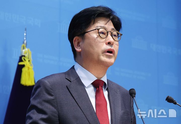 [서울=뉴시스] 조성봉 기자 = ‘탈당 권고(사실상 제명)’의 징계 효력이 정지된 김종혁 전 최고위원이 20일 오후 서울 여의도 국회 소통관에서 입장 발표 기자회견을 하고 있다. 서울남부지법은 이날 김 전 최고위원이 국민의힘을 상대로 낸 징계 효력정지 가처분 신청을 인용했다. 2026.03.20. suncho21@newsis.com