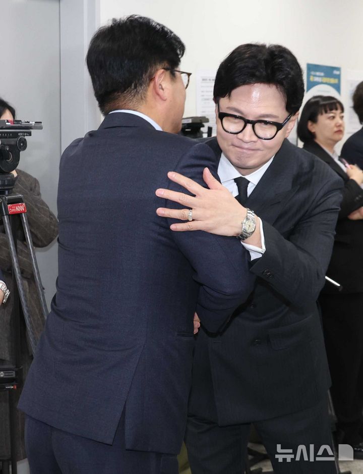 [서울=뉴시스] 조성봉 기자 = 한동훈 전 국민의힘 대표가 20일 오후 서울 여의도 국회 소통관에서 ‘탈당 권고(사실상 제명)’의 징계 효력이 정지된 김종혁 전 최고위원과 포옹 인사를 하고 있다. 서울남부지법은 이날 김 전 최고위원이 국민의힘을 상대로 낸 징계 효력정지 가처분 신청을 인용했다. 2026.03.20. suncho21@newsis.com