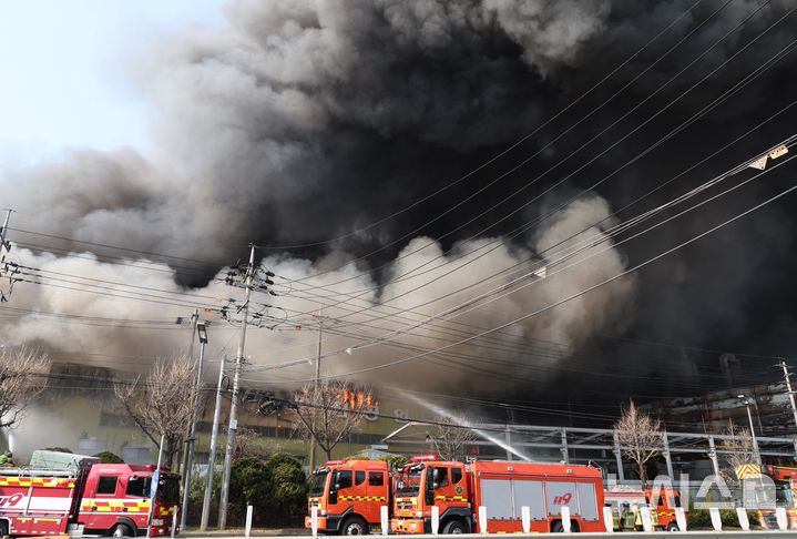 [대전=뉴시스] 강종민 기자 = 20일 오후 1시17분께 대전광역시 대덕구 문평동의 자동차 부품공장에서 화재가 발생해 소방대원들이 화재 진압을 하고 있다. 2026.03.20. ppkjm@newsis.com